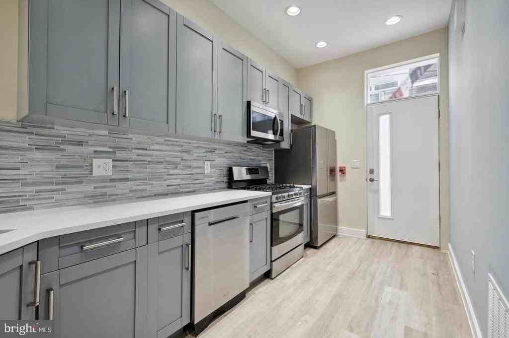 202426 E Fletcher St - Photo 5 of 13