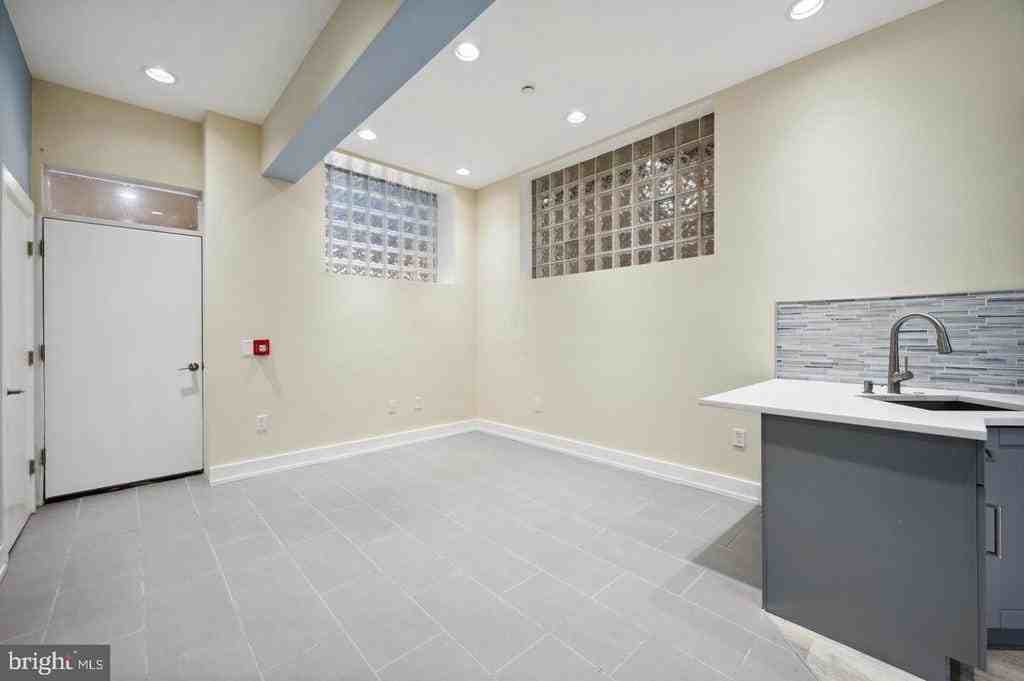 202426 E Fletcher St - Photo 7 of 13