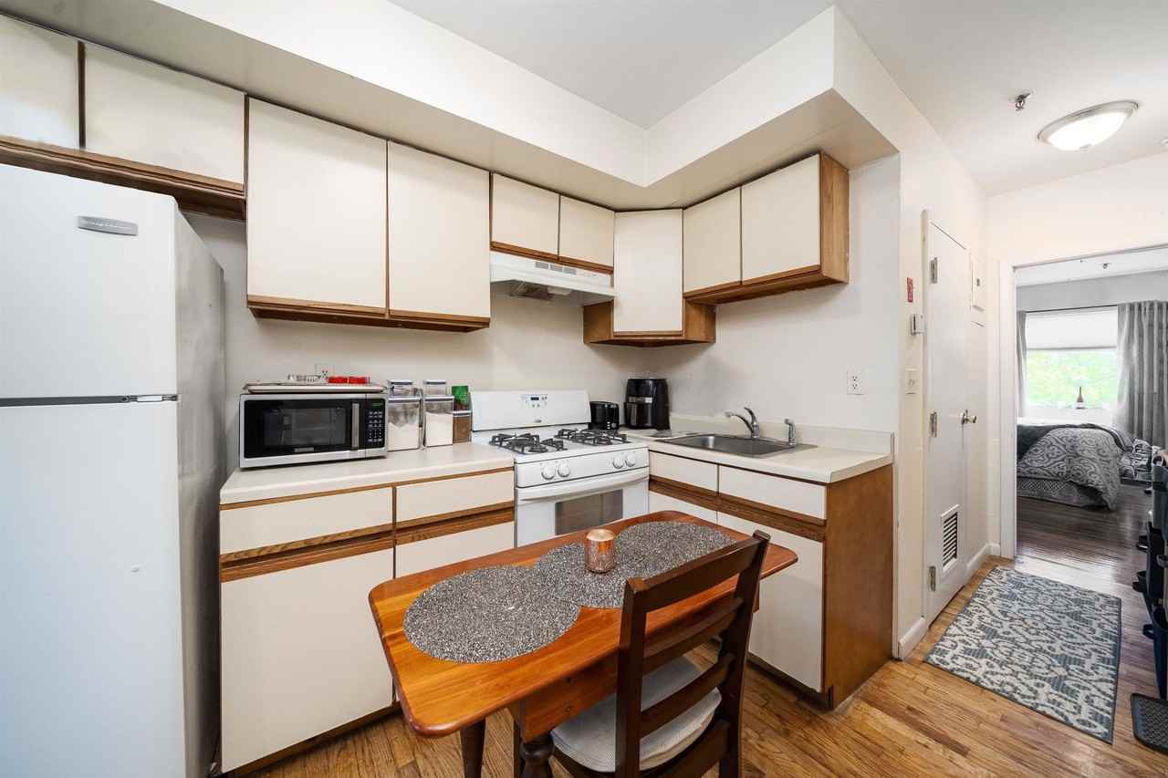 606 Jefferson St #3R - Photo 2 of 12