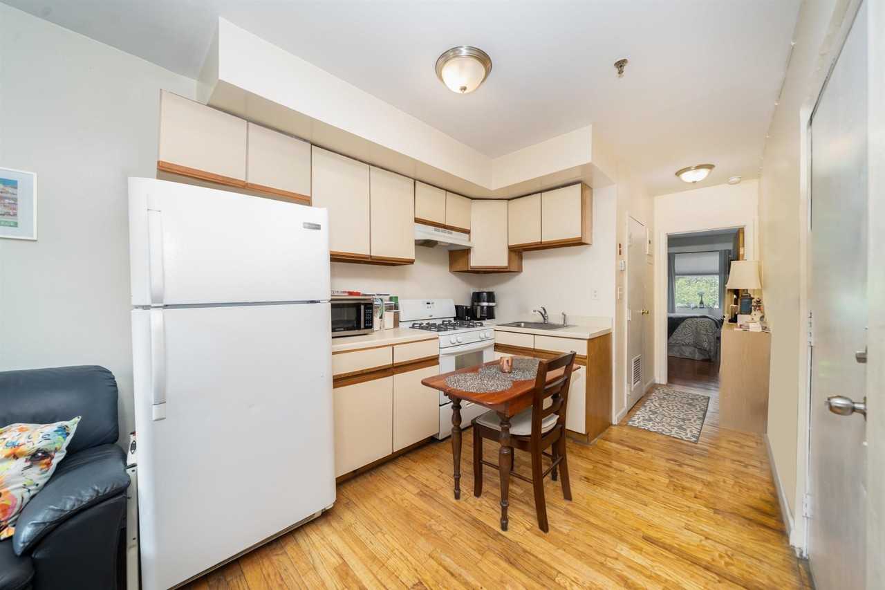 606 Jefferson St #3R - Photo 3 of 12