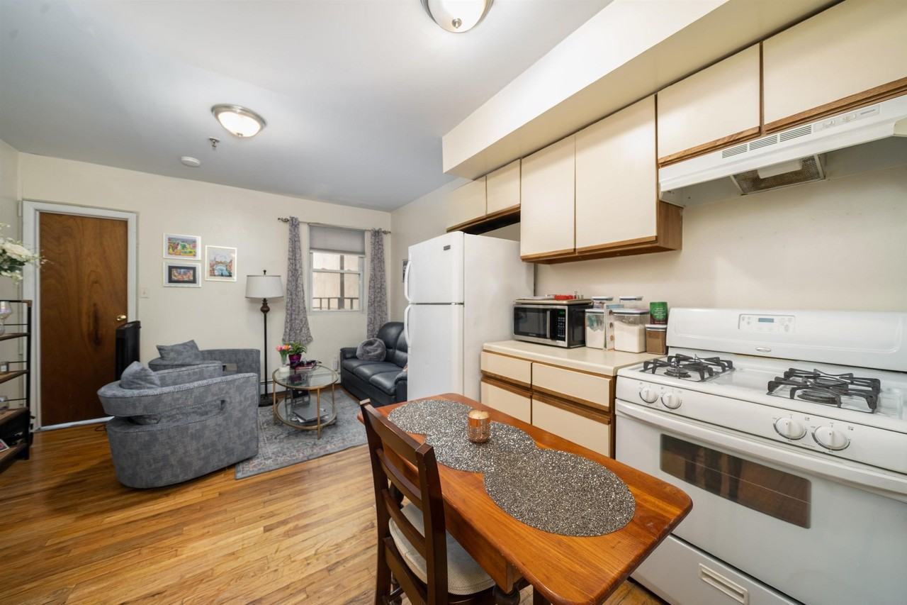 606 Jefferson St #3R - Photo 7 of 12