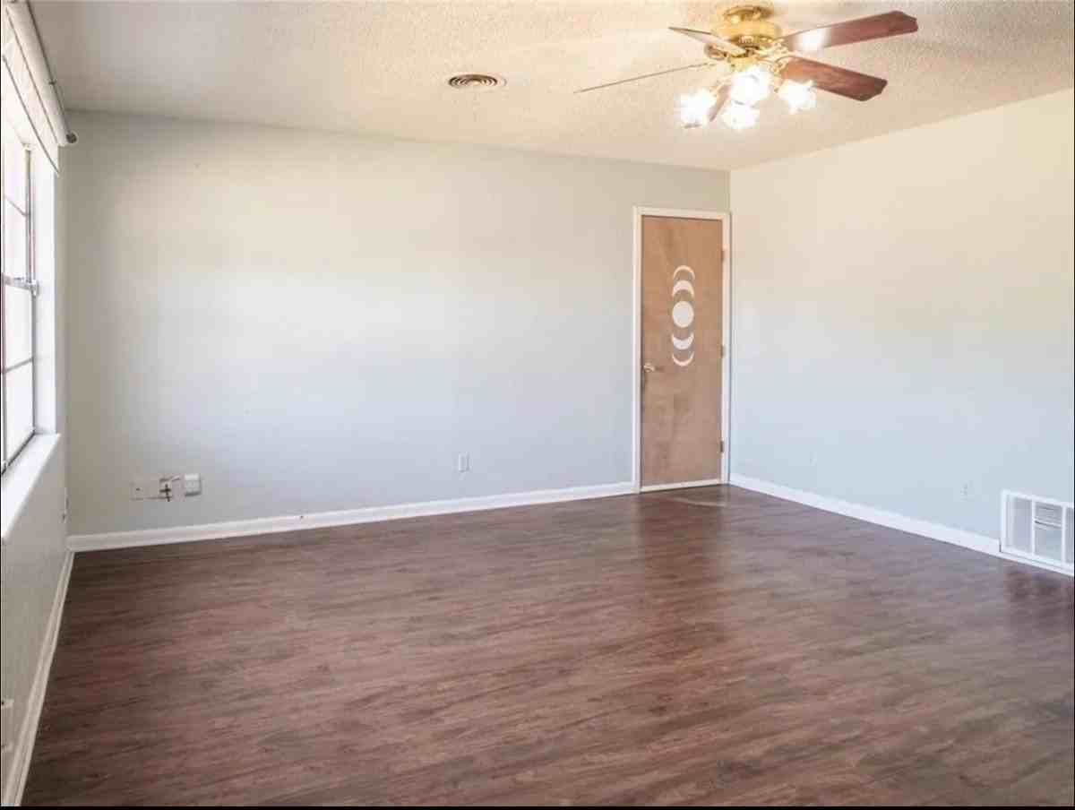 901 Nw 66th St - Photo 2 of 17
