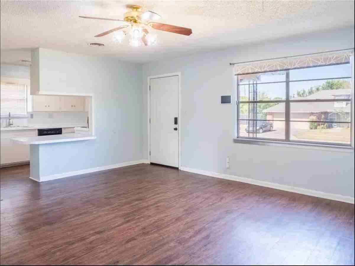 901 Nw 66th St - Photo 5 of 17
