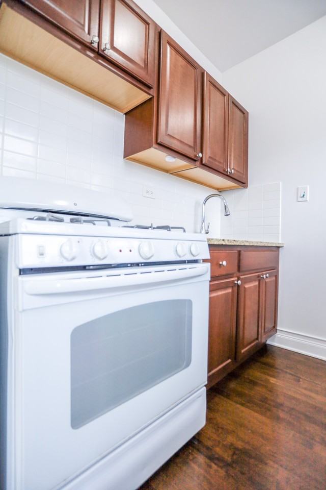 3410 W Balmoral Ave #2 - Photo 5 of 9