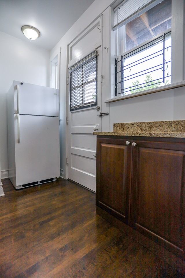 3410 W Balmoral Ave #2 - Photo 6 of 9