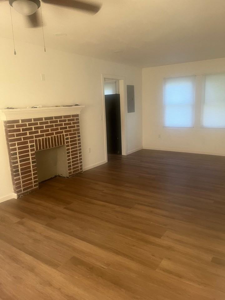 403 Green St - Photo 2 of 9