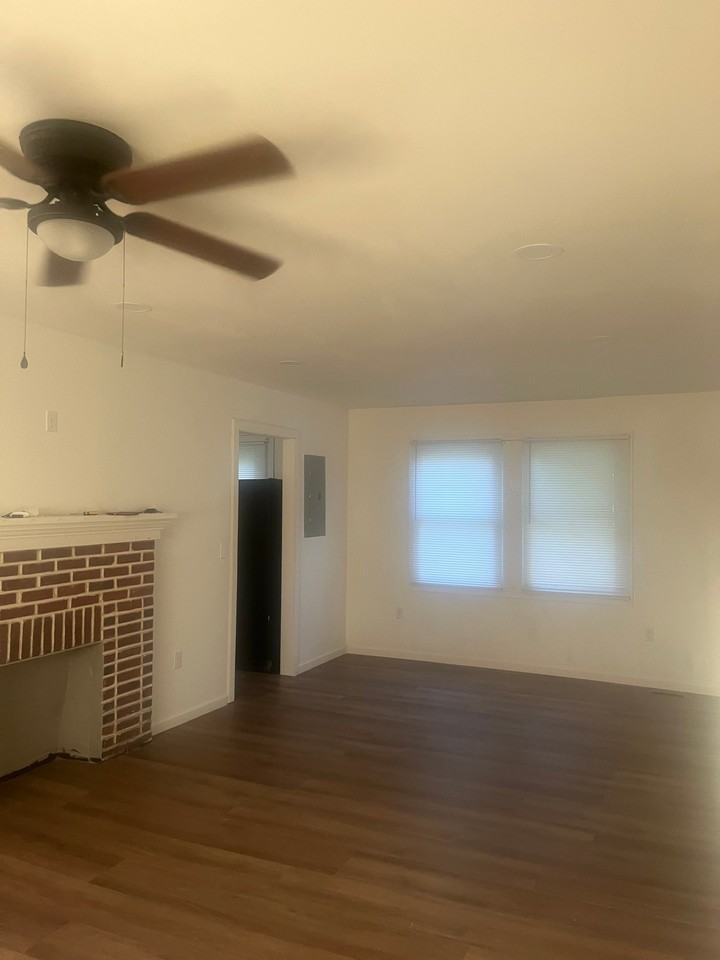 403 Green St - Photo 3 of 9