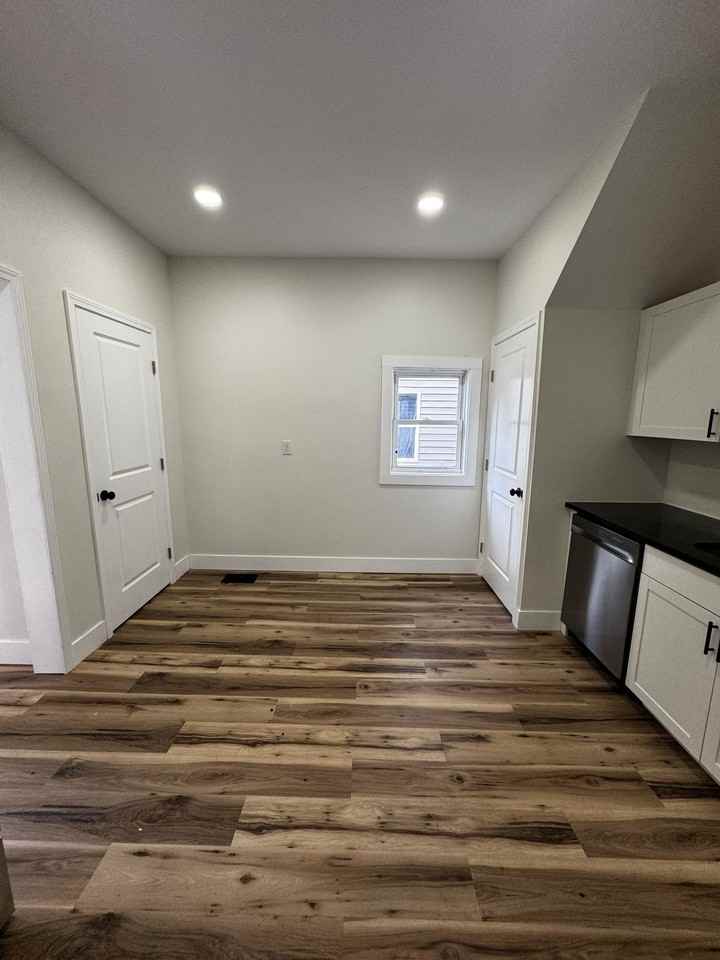 533 W Auburn Ave - Photo 4 of 17