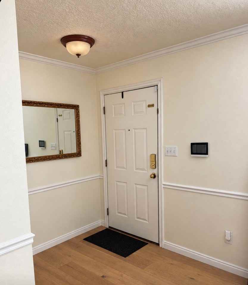 1093 Eastgate Dr - Photo 5 of 18