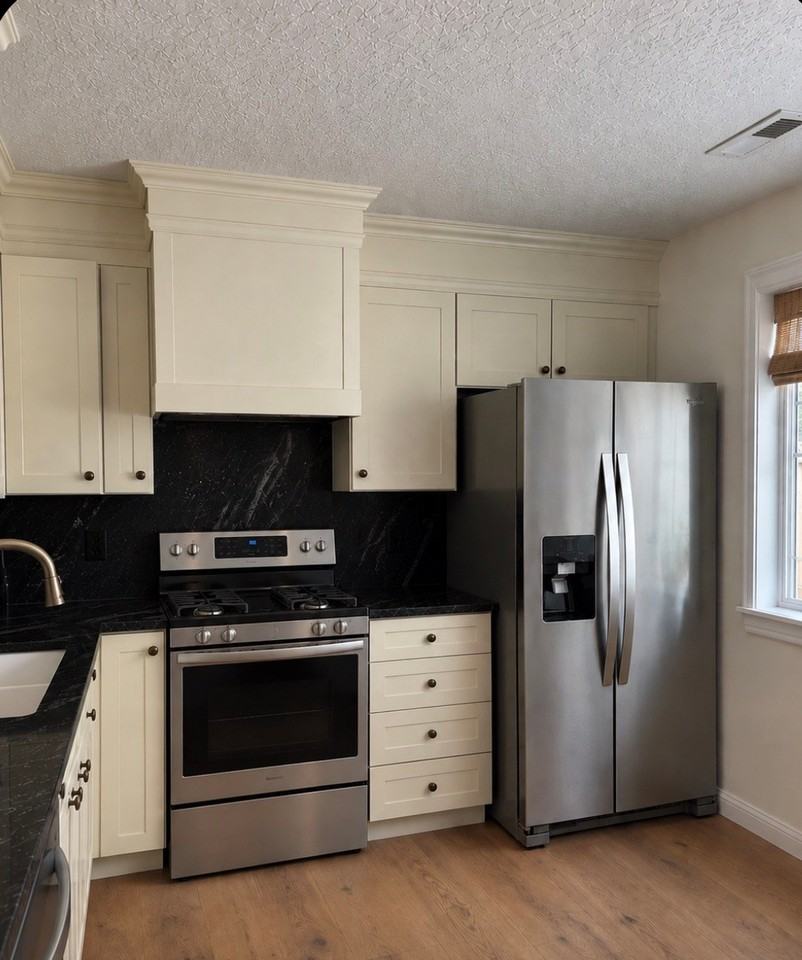 1093 Eastgate Dr - Photo 7 of 18