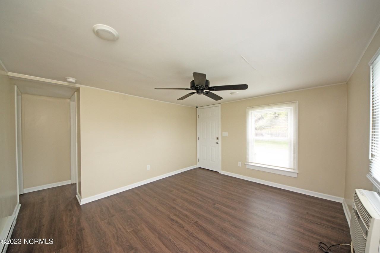 500 Torrence Ave - Photo 7 of 16
