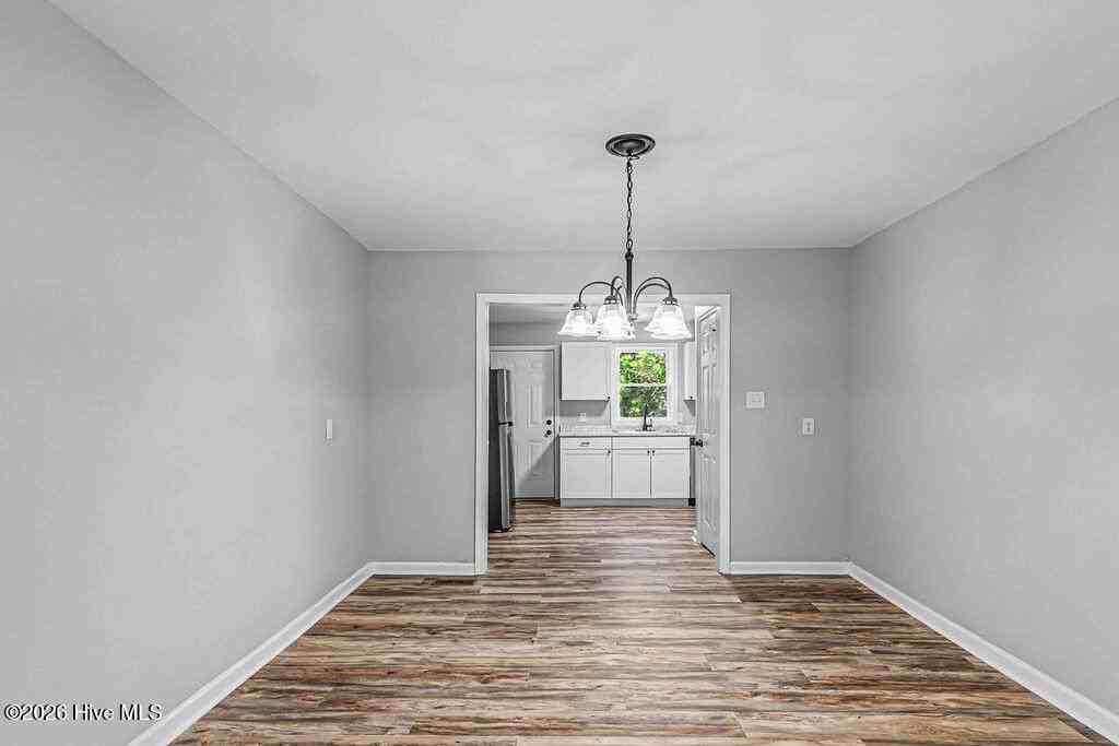 100 Banks St - Photo 7 of 35