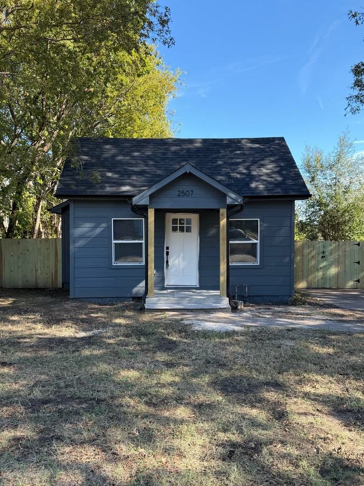 2507 N Rockford Ave