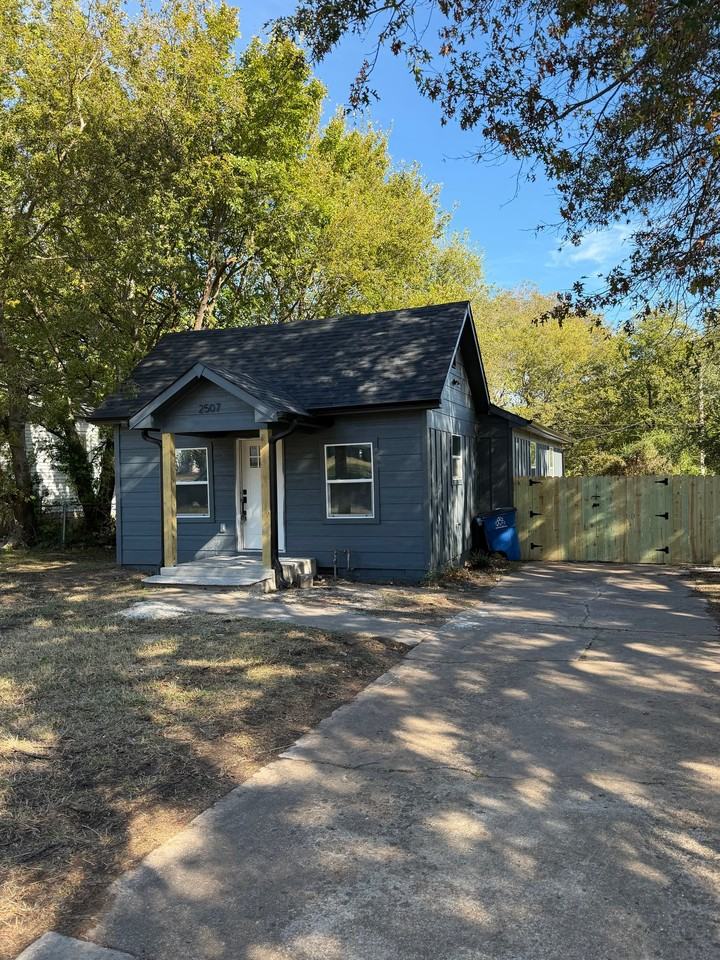 2507 N Rockford Ave - Photo 2 of 15