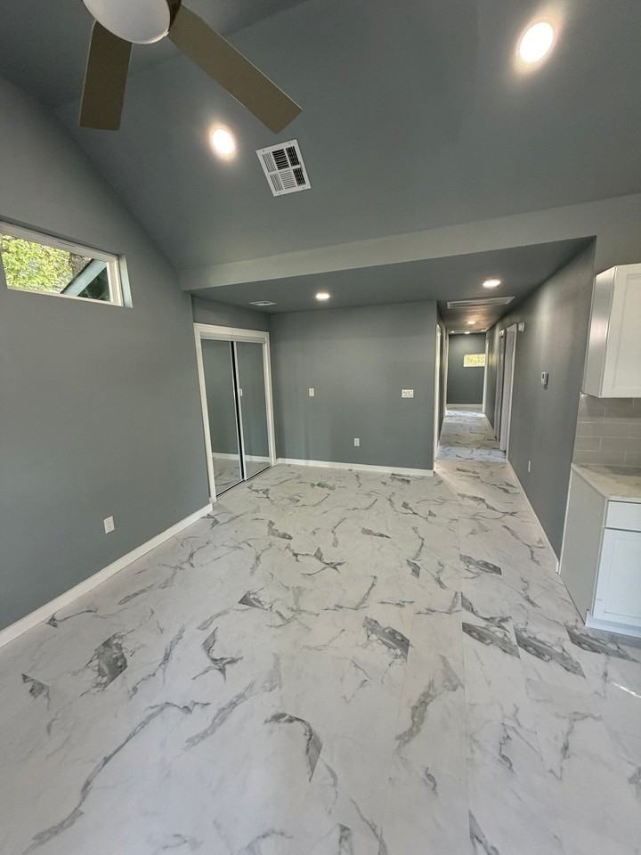 2507 N Rockford Ave - Photo 3 of 15