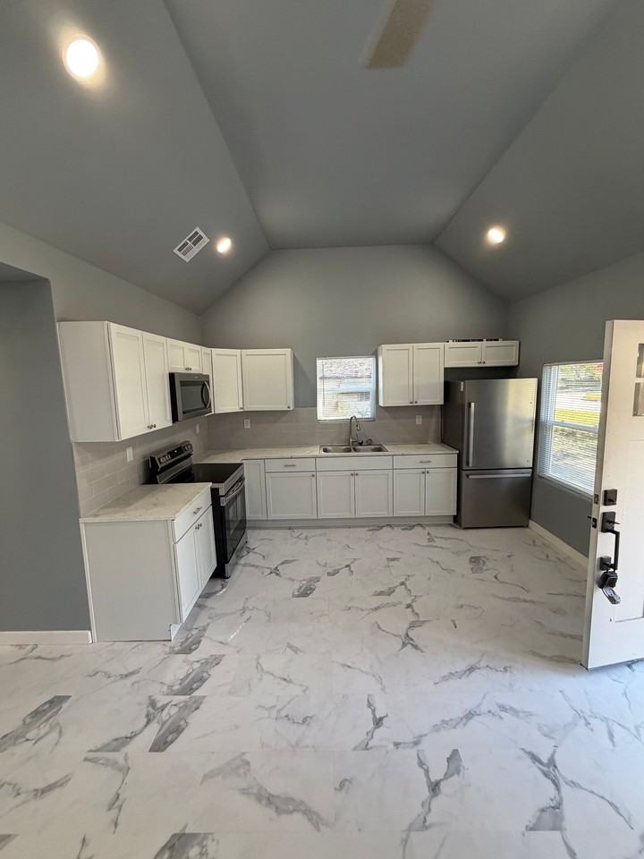 2507 N Rockford Ave - Photo 4 of 15