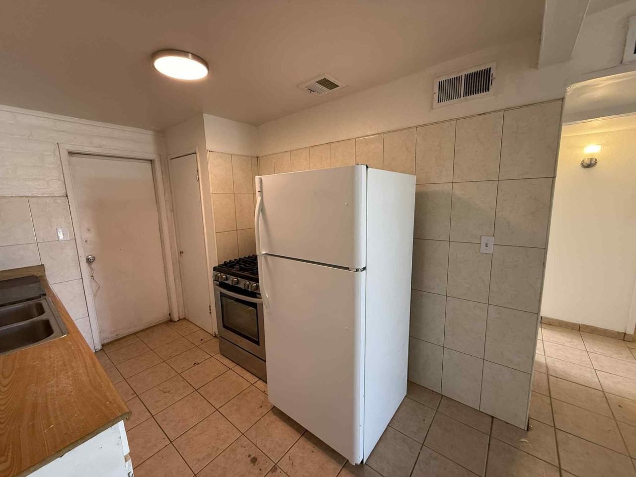 1650 // 4904 South 13th Avenue - Photo 7 of 16