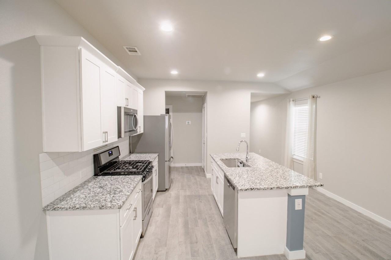 4605 126th St - Photo 5 of 15