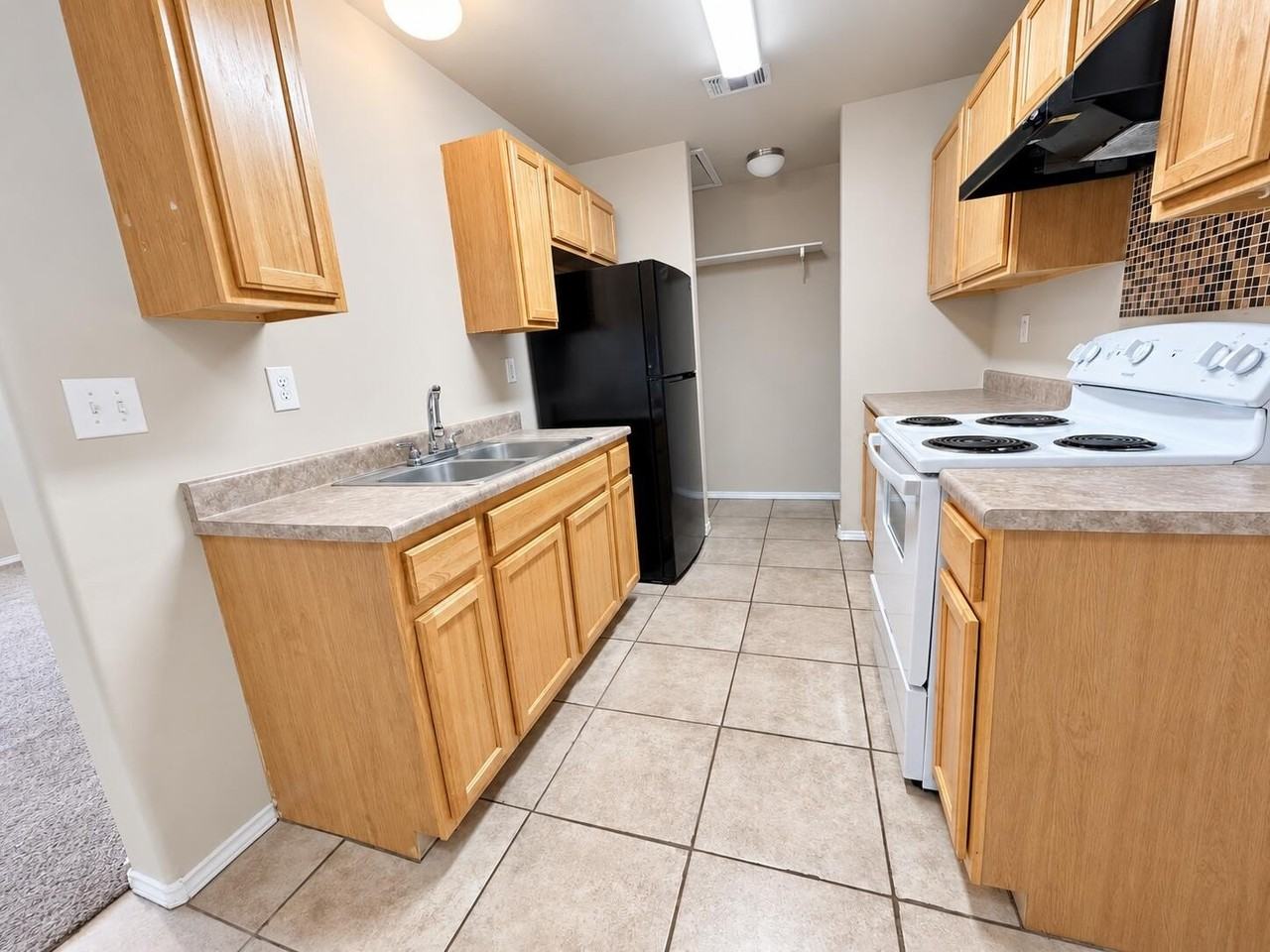 717 43rd St - Photo 4 of 7