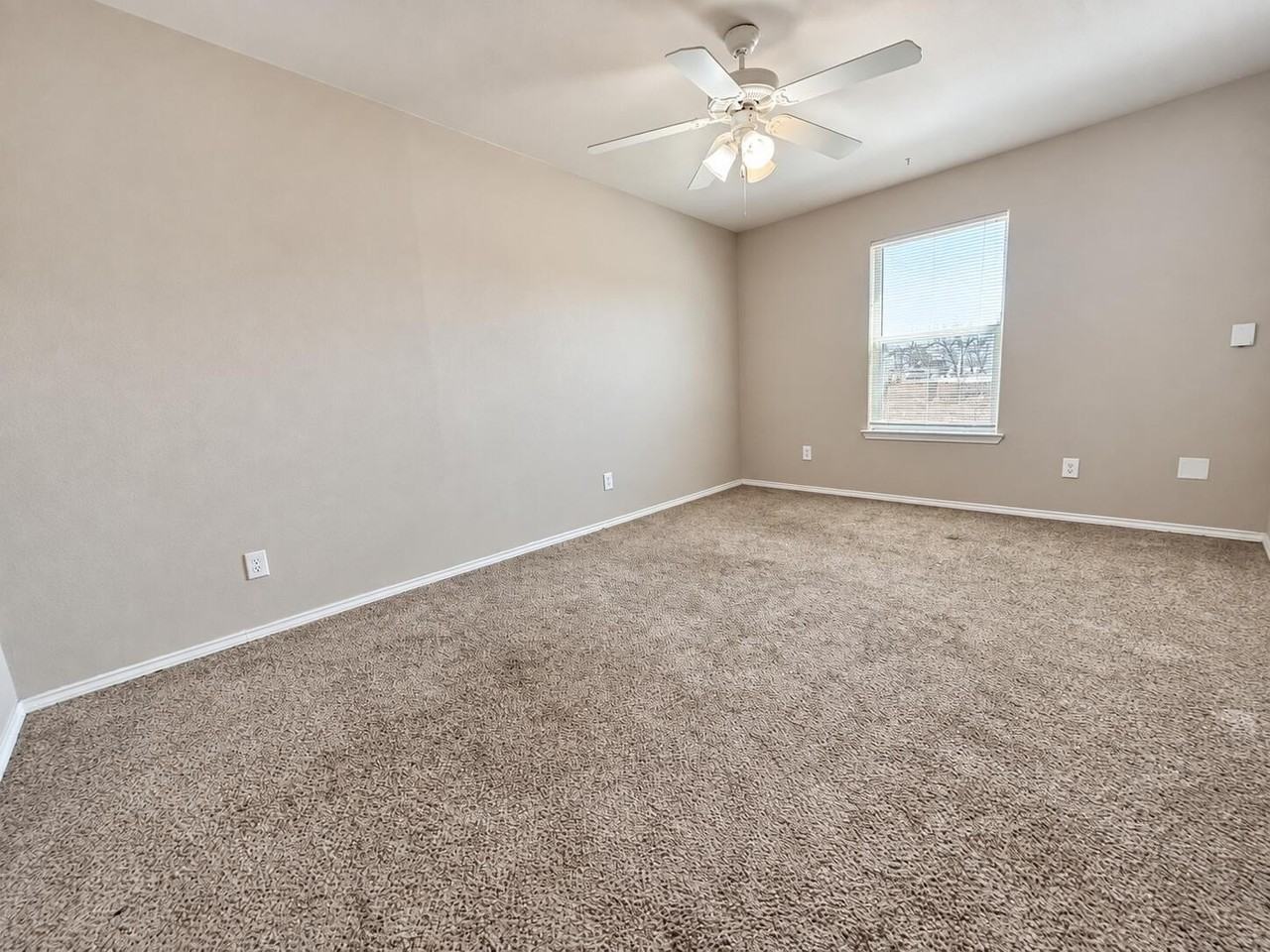 717 43rd St - Photo 5 of 7