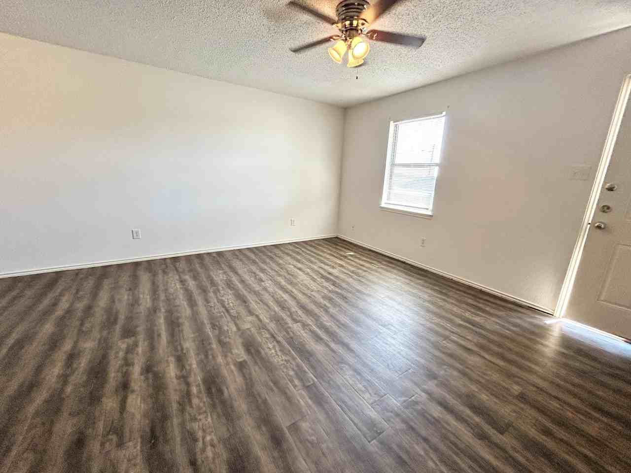 4618 Erskine St #B - Photo 4 of 7