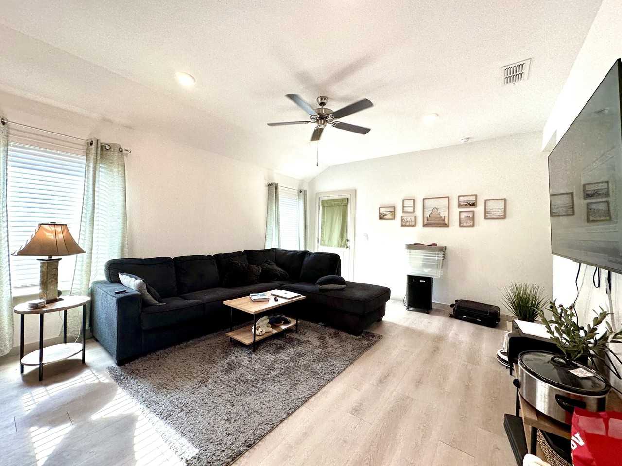 7427 8th St - Photo 4 of 10