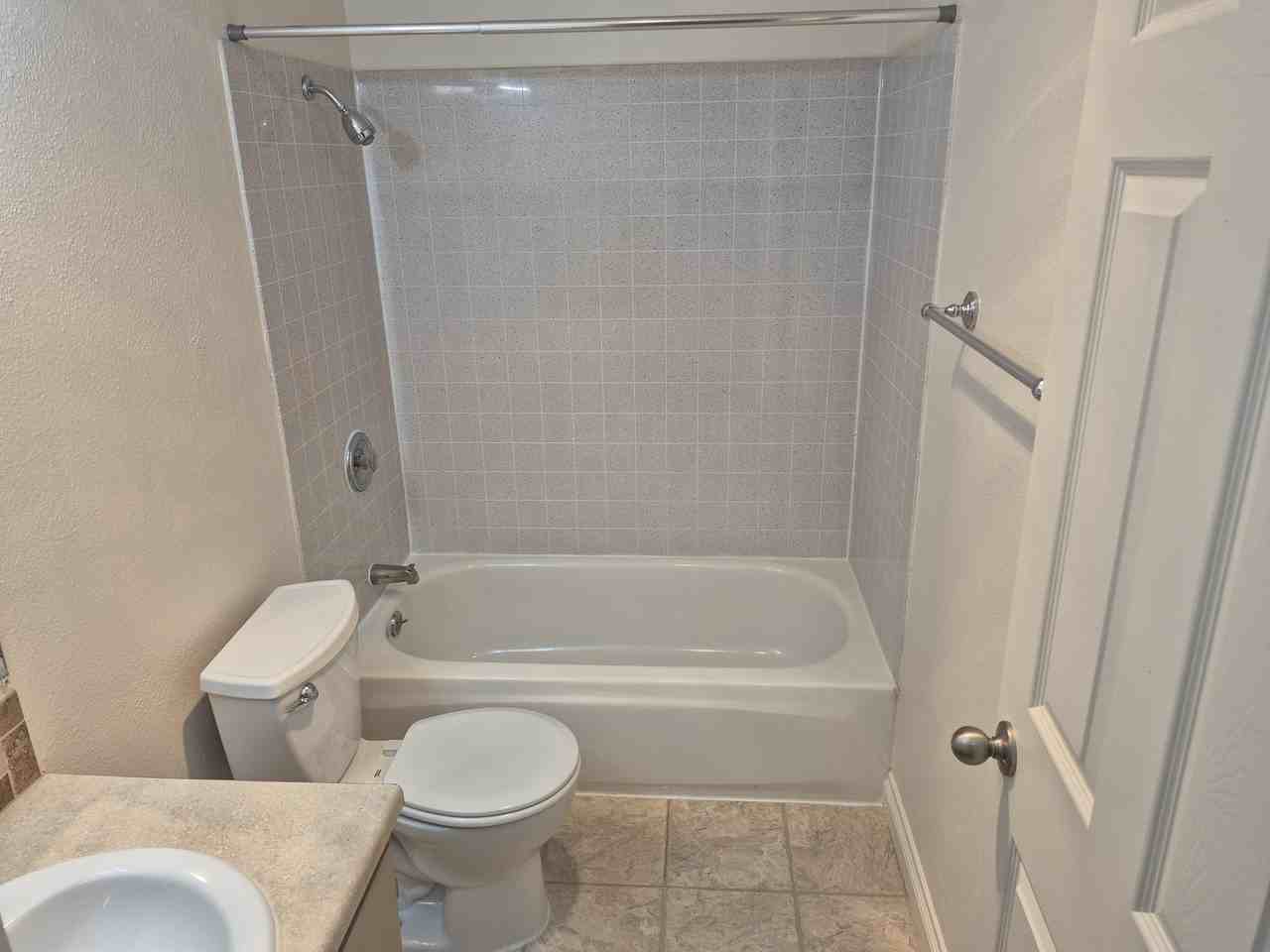 Kelly Green Apts - Photo 6 of 34