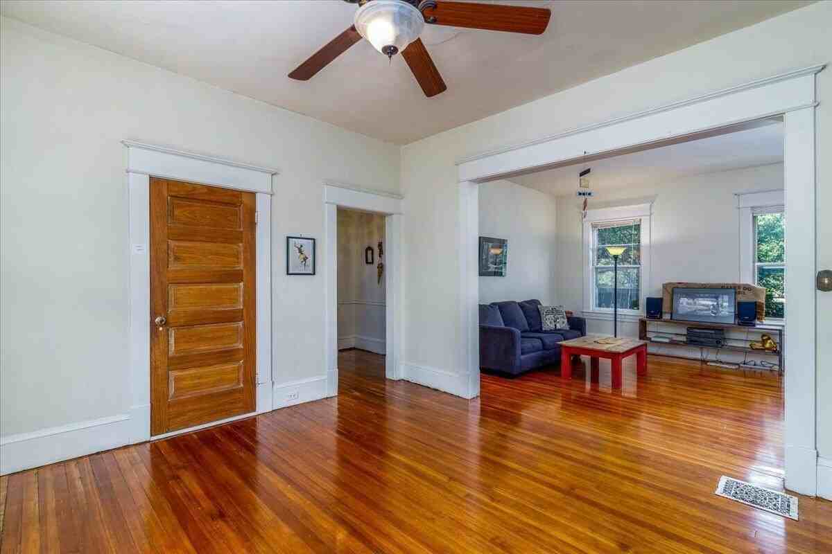2202 Broadway Ave Sw - Photo 6 of 17