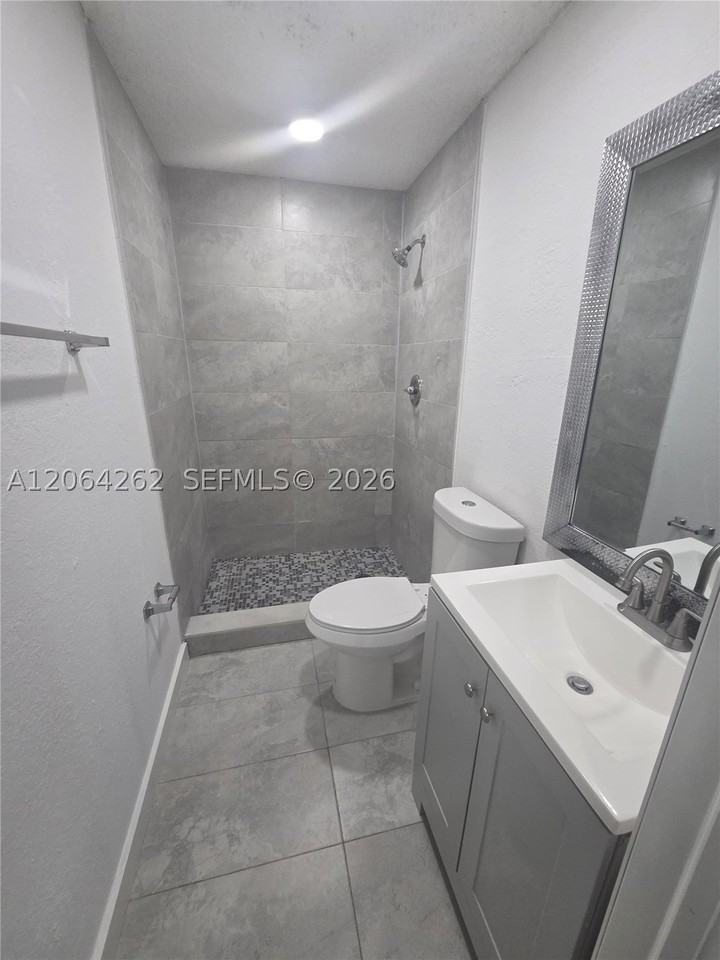 1235 Sw 136th Pl #0 - Photo 4 of 8