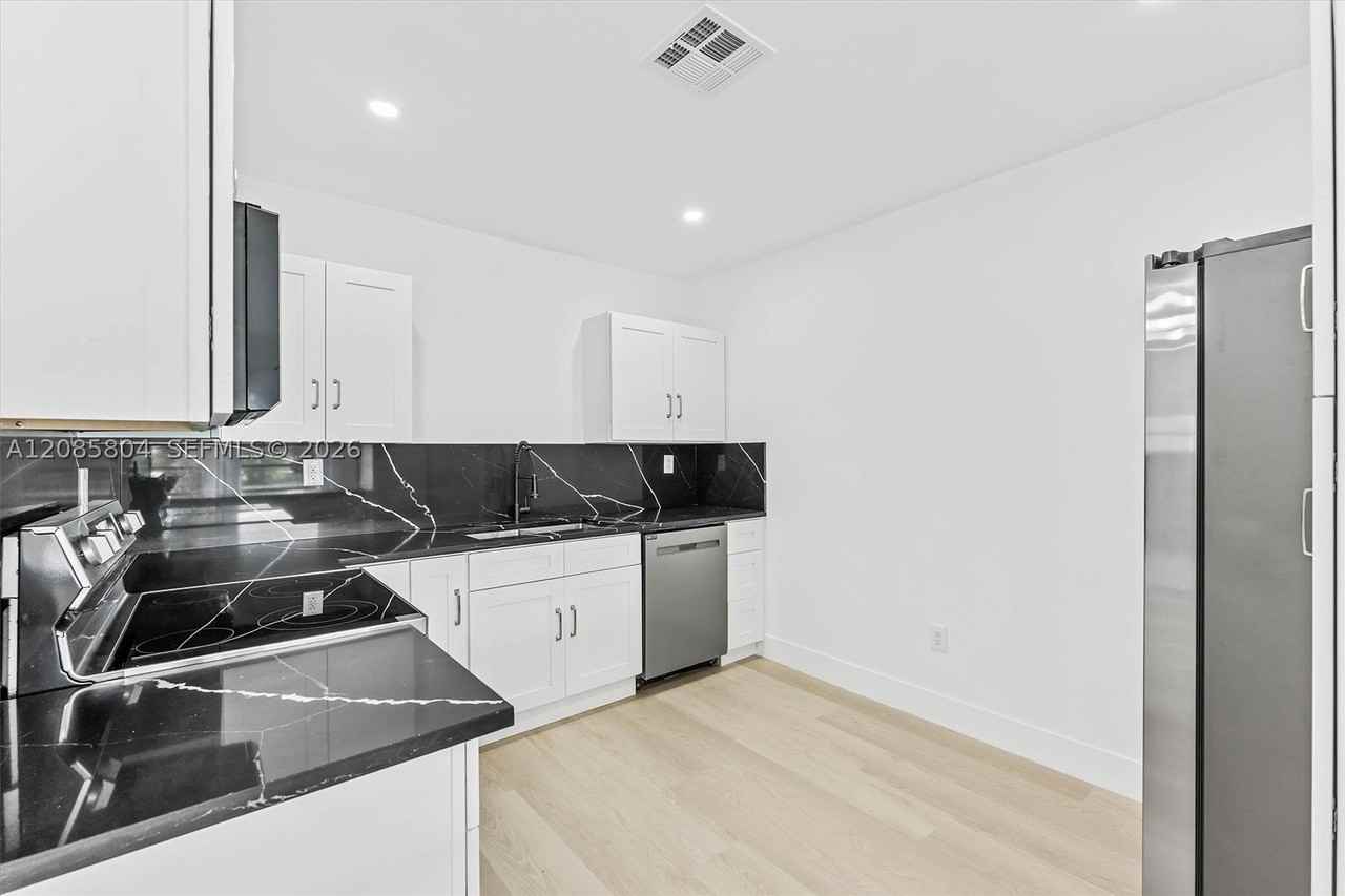 2610 Nw 83rd Ave - Photo 2 of 21