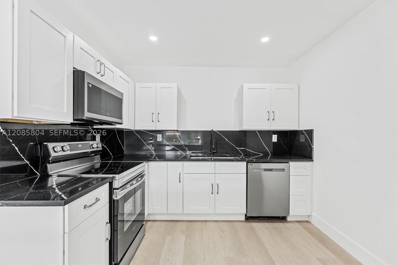 2610 Nw 83rd Ave - Photo 3 of 21