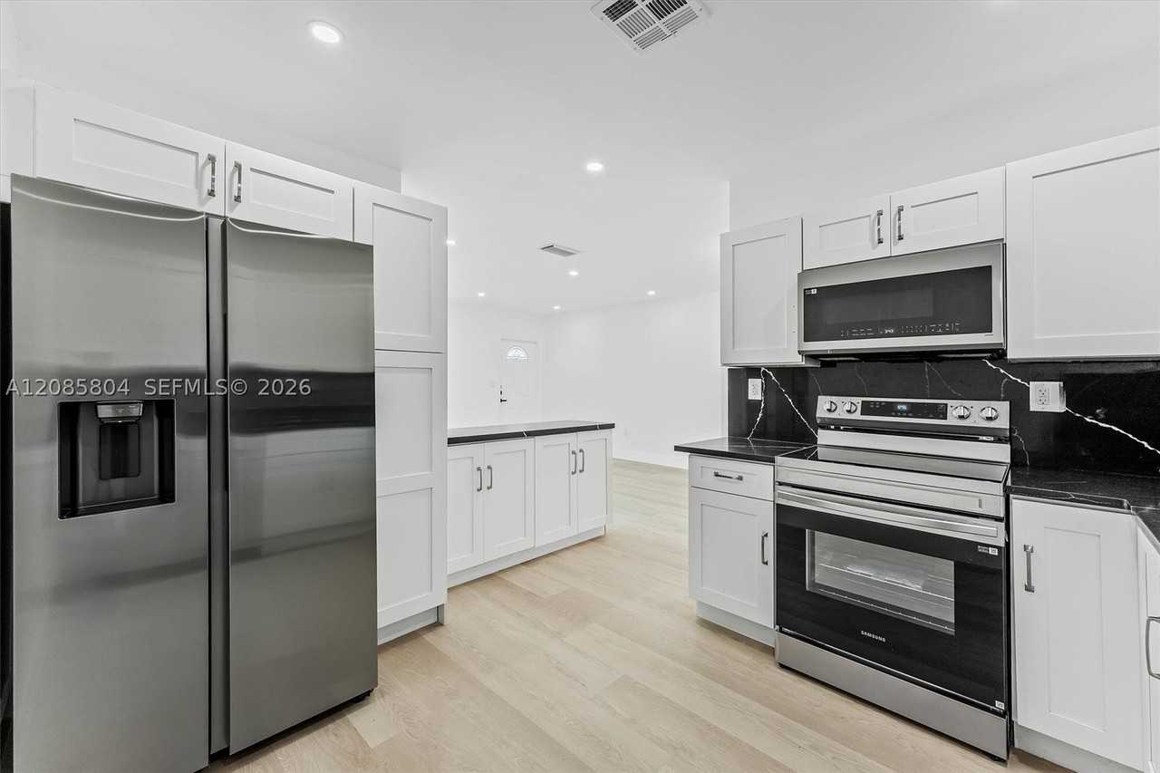 2610 Nw 83rd Ave - Photo 4 of 21