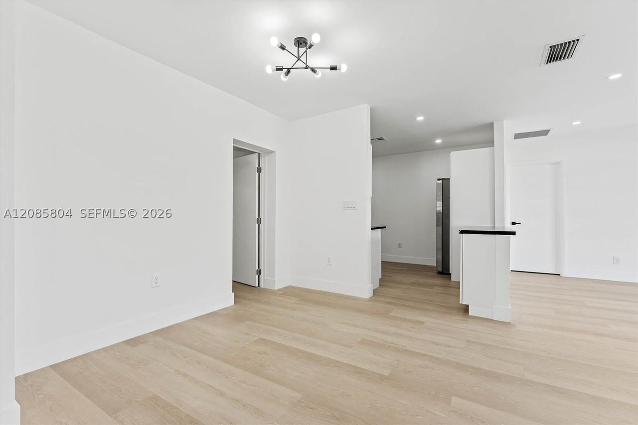 2610 Nw 83rd Ave - Photo 5 of 21