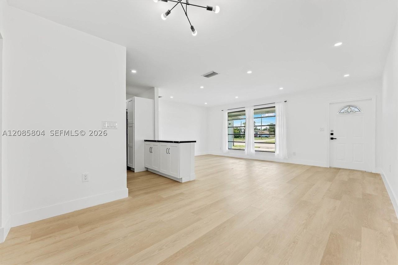2610 Nw 83rd Ave - Photo 6 of 21