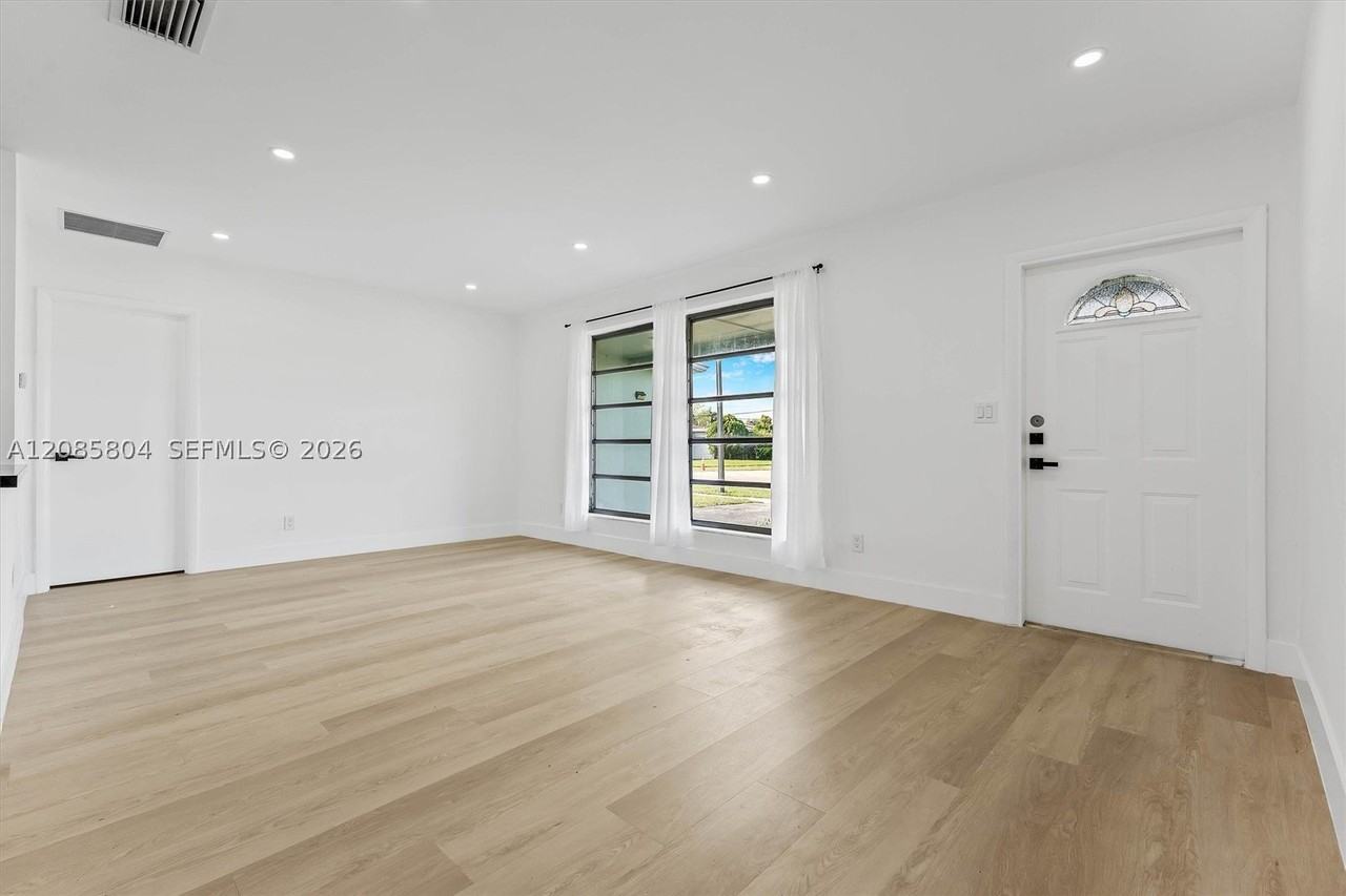 2610 Nw 83rd Ave - Photo 7 of 21