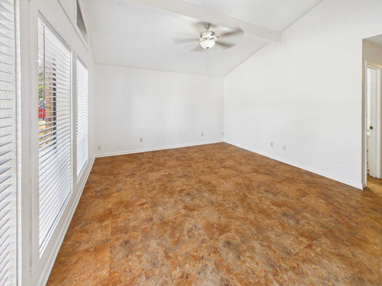 1013 San Benito Dr - Photo 3 of 8
