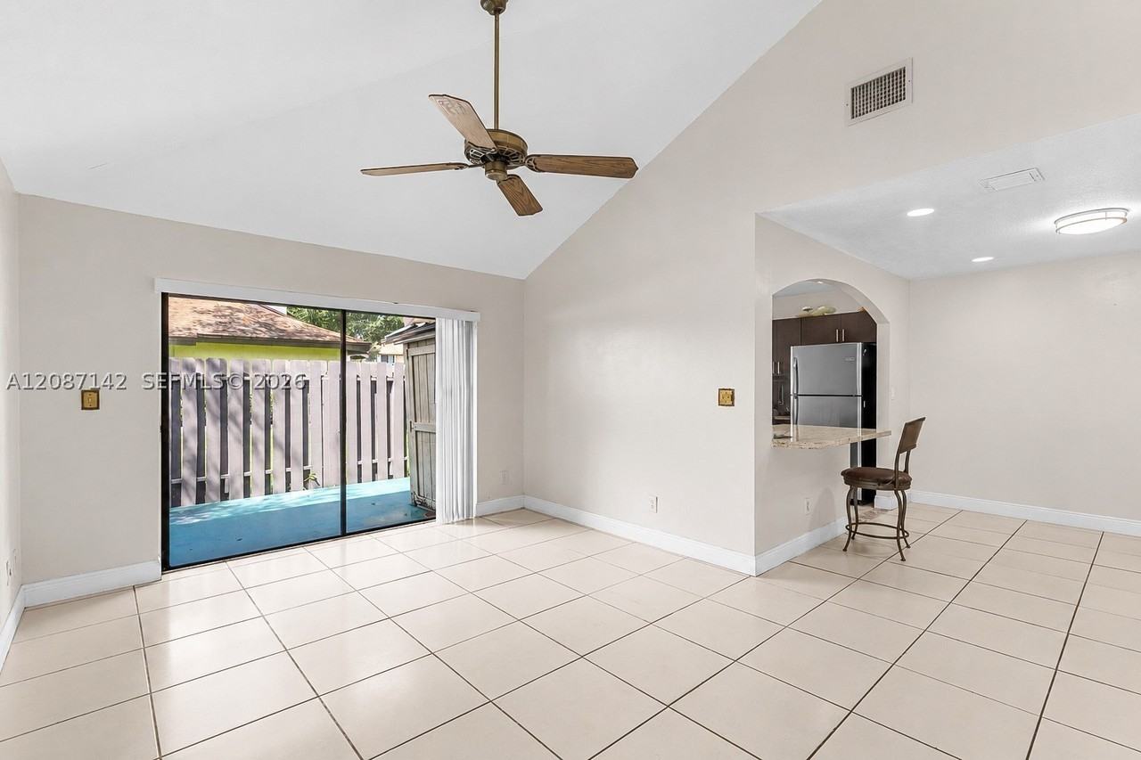 310 Sw 96th Ter - Photo 2 of 25