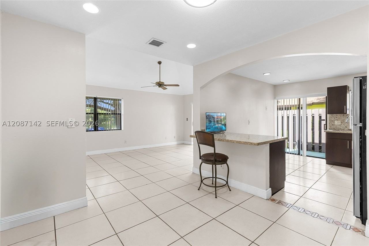 310 Sw 96th Ter - Photo 3 of 25