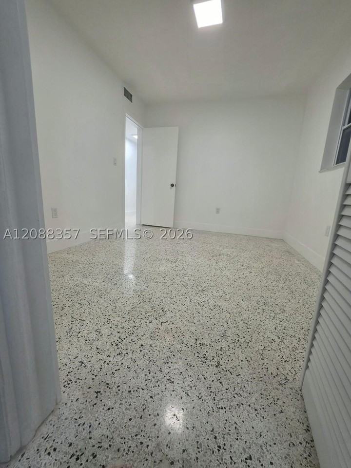 822 Sw 6th St #1 - Photo 5 of 23