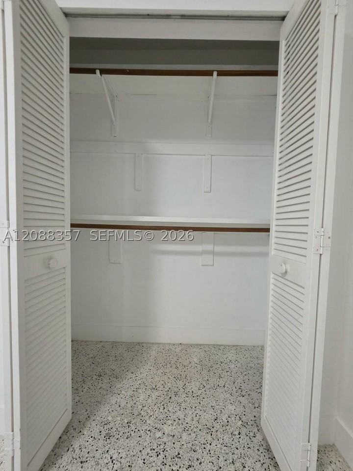 822 Sw 6th St #1 - Photo 7 of 23