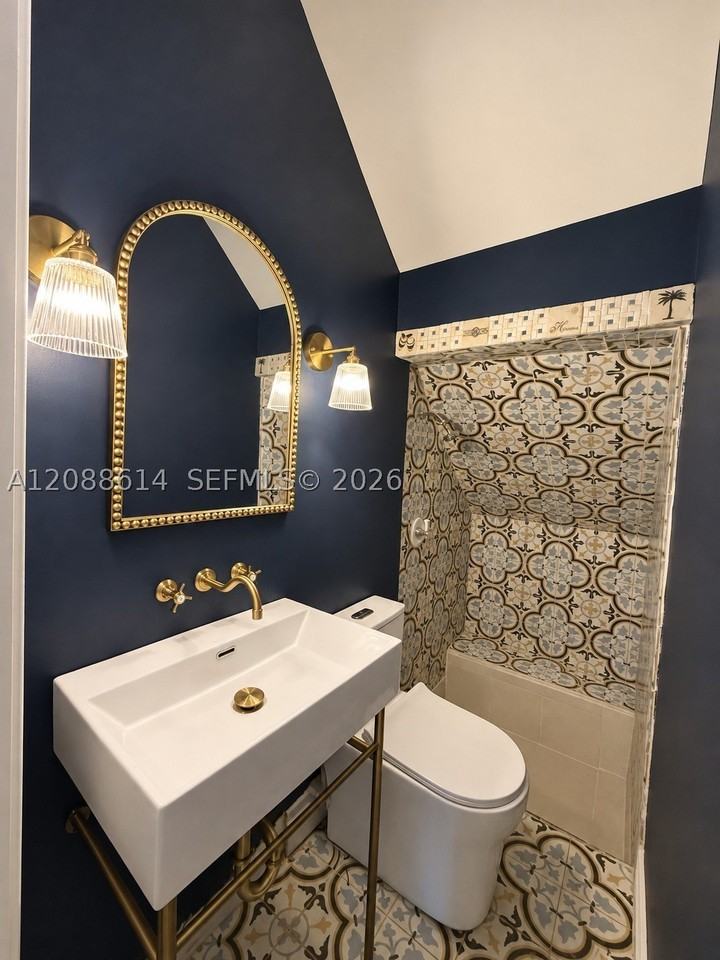 327 W 28th St - Photo 5 of 27