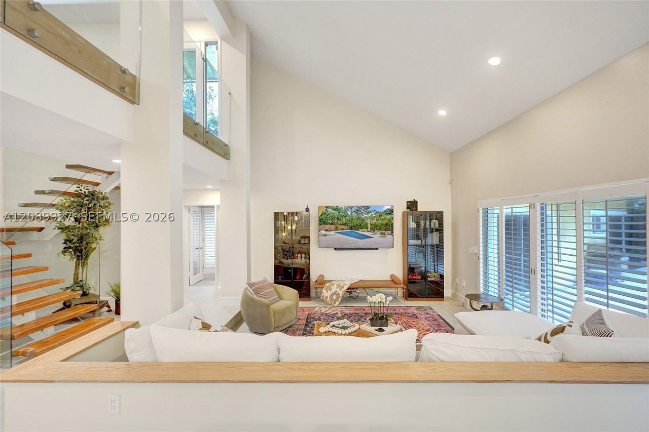 2360 Tigertail Ave - Photo 4 of 44