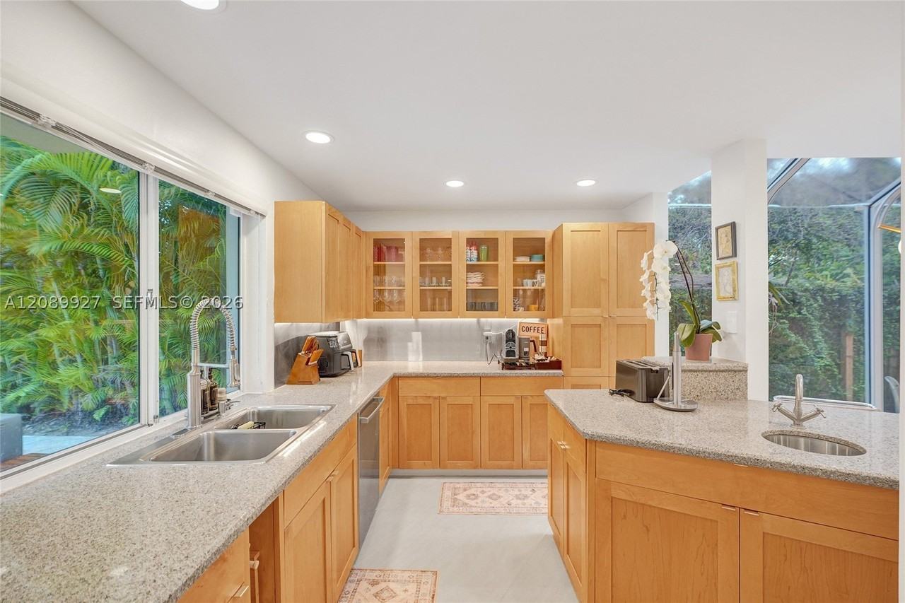 2360 Tigertail Ave - Photo 7 of 44