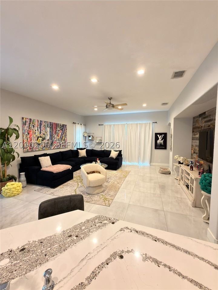 5051 Sw 35th Way - Photo 6 of 33
