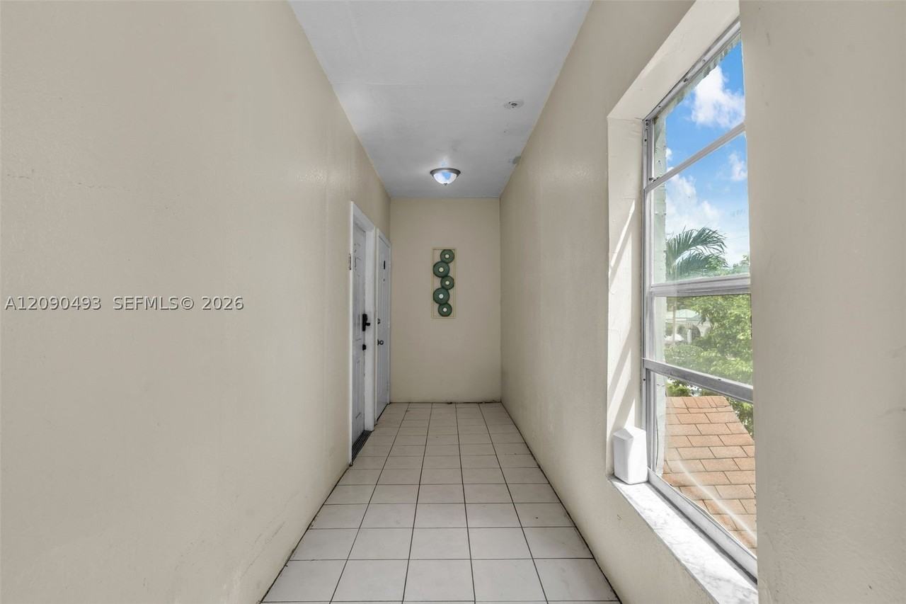 285 Nw 44th St #4 - Photo 3 of 23
