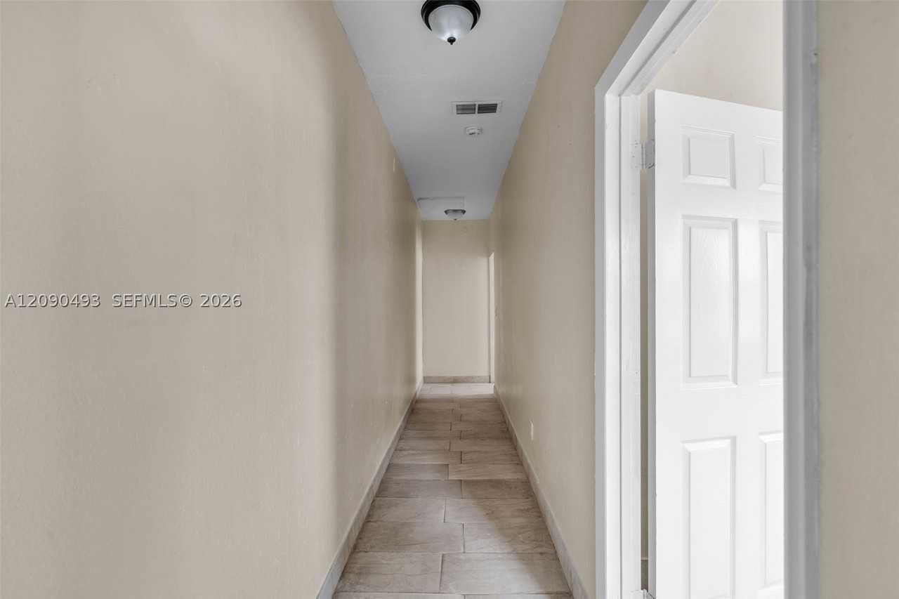 285 Nw 44th St #4 - Photo 4 of 23
