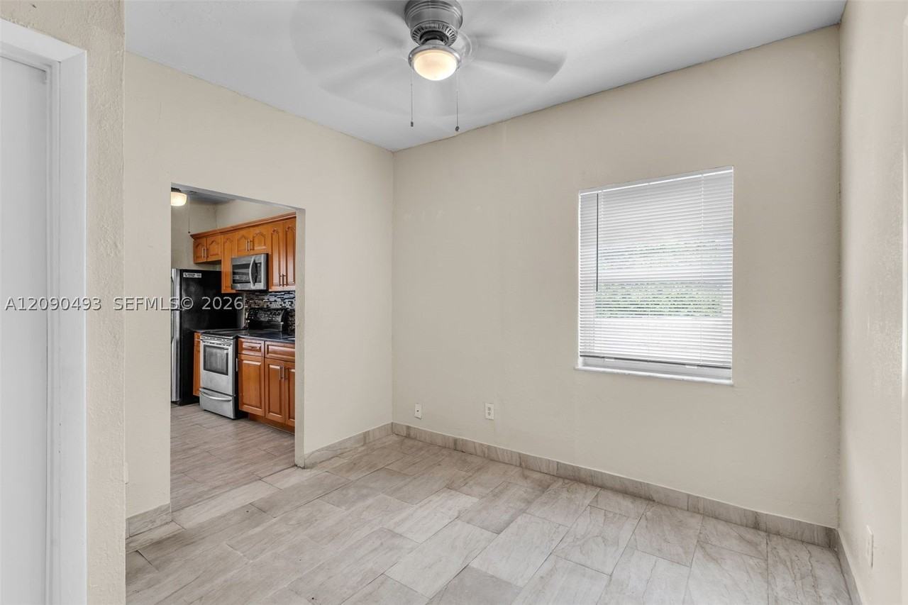 285 Nw 44th St #4 - Photo 5 of 23