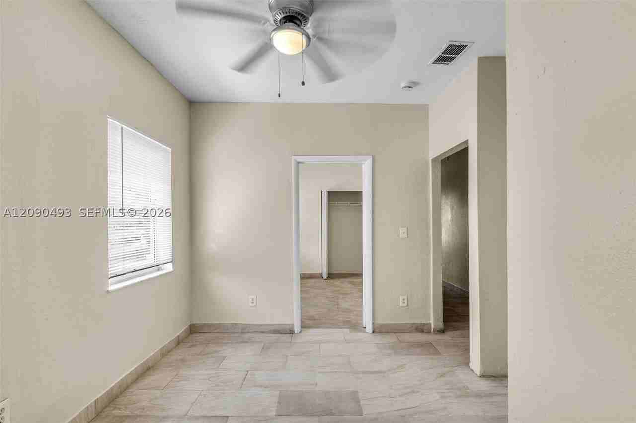 285 Nw 44th St #4 - Photo 6 of 23