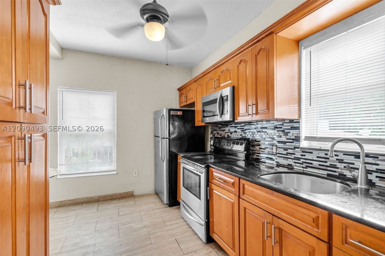 285 Nw 44th St #4 - Photo 7 of 23