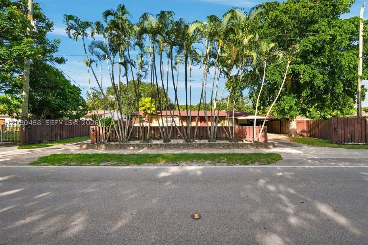 15425 N Miami Ave - Photo 2 of 44